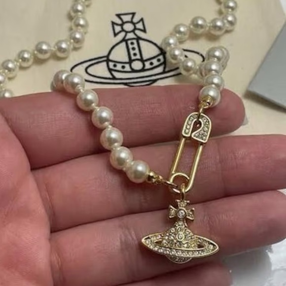 VIVIENNE WESTWOOD
Faux-Pearl Lucrece Pendant Necklace - Picture 3 of 11